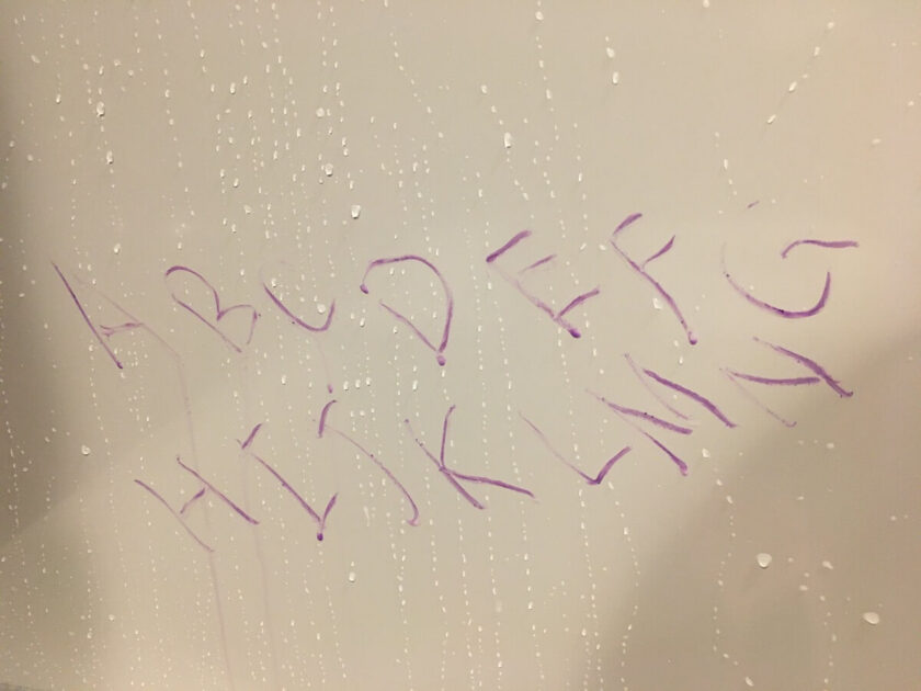 3COINSお風呂クレヨンで浴槽の蓋に文字を書いた写真