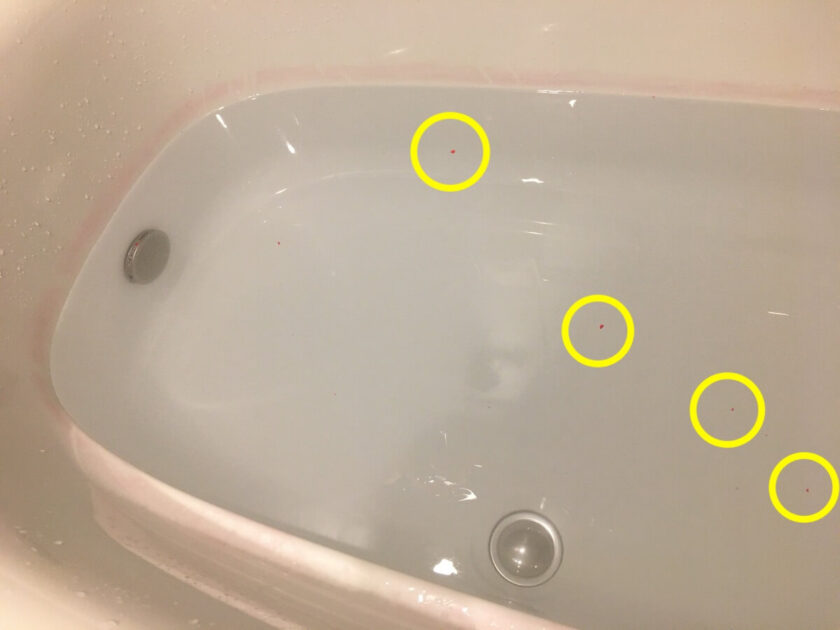 お風呂deキットパスを使った後の浴槽に浮いているクレヨンのカス