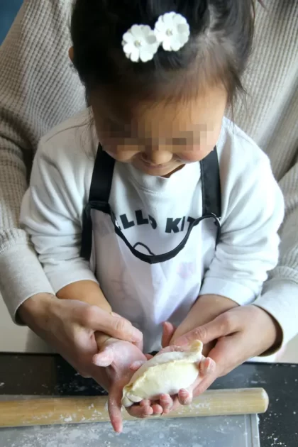 子ども（娘）がザクザクカレーパンを包んでいるところ