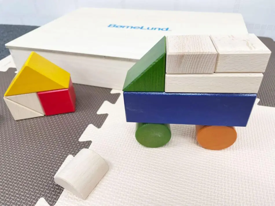 大型遊具のサブスク『サークルトイズ』でレンタル可能な遊具 BorneLund（ボーネルンド）オリジナル積み木 カラー 積み木のほん付